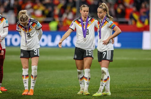 ESP, Madrid, Spain vs Germany, international match, football, UEFA, 2025 2026 season, Womens Nations League, Riyadh Air Metropolitano, final in picture Disappointment among the German team after the defeat in the final, Kathrin Hendrich Germany 3 , Klara Bühl Germany 19 , Giulia Gwinn Germany 7 DFB DFL REGULATIONS PROHIBIT ANY USE OF PHOTOGRAPHS AS IMAGE SEQUENCES AND OR QUASI VIDEO, 02 12 2025 Copyright: HMBxMedia HendrikxHamelau