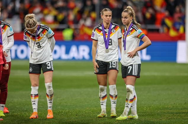 ESP, Madrid, Spanien vs Deutschland, Länderspiel, Fussball, UEFA, Spielzeit 2025 2026, Womens Nations League, Riyadh Air Metropolitano, Finale im Bild: Enttäuschung bei der deutschen Mannschaft nach der Niederlage im Finale, Kathrin Hendrich (Deutschland 3), Klara Bühl (Deutschland 19), Giulia Gwinn (Deutschland 7) DFB DFL REGULATIONS PROHIBIT ANY USE OF PHOTOGRAPHS AS IMAGE SEQUENCES AND OR QUASI-VIDEO, 02.12.2025 *** ESP, Madrid, Spain vs Germany, international match, football, UEFA, 2025 2026 season, Womens Nations League, Riyadh Air Metropolitano, final in picture Disappointment among the German team after the defeat in the final, Kathrin Hendrich Germany 3 , Klara Bühl Germany 19 , Giulia Gwinn Germany 7 DFB DFL REGULATIONS PROHIBIT ANY USE OF PHOTOGRAPHS AS IMAGE SEQUENCES AND OR QUASI VIDEO, 02 12 2025 Copyright: HMBxMedia HendrikxHamelau