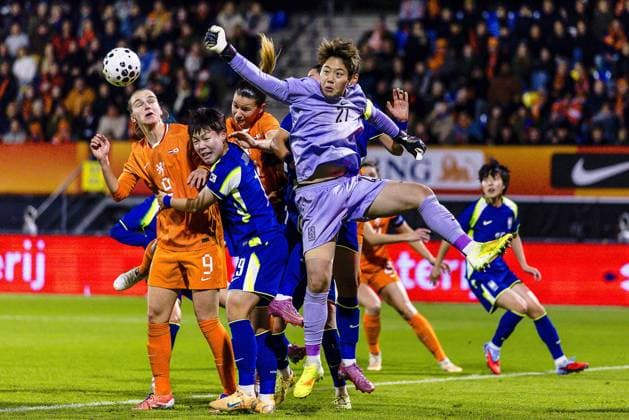 WAALWIJK , 25-11-2025 , Mandemakers stadium , season 2025 2026 , international womens friendly football , match between The Netherlands and Korean Republic , picture shows Netherlands player Vivianne Miedema , Netherlands player Damaris Egurrola , S. Korea goalkeeper Minjung Kim Netherlands - Korea Republic  x32315426x Copyright: