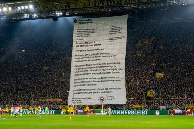 Choreography of the fans of Borussia Dortmund a das Innenministerium Choreography of the fans of Borussia Dortmund to the Ministry of the Interior Borussia Dortmund Bayer Leverkusen, DFB Pokal Achtelfinale Round of 16 in Dortmund, Signal Iduna Park DFL regulations prohibit any use of photographs as image sequences and or quasi video Copyright: HMBxMedia xMarcoxBader