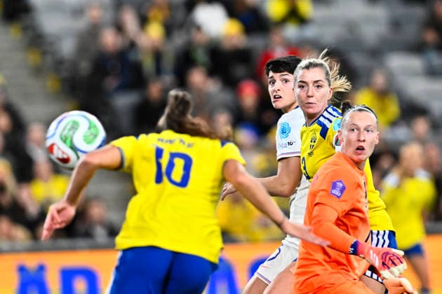 STOCKHOLM, SWEDEN 20251202 France s Elisa De Almeida, Sweden s Linda Sembrant and France s goalkeeper Pauline Peyraud Magnin watch Sweden s Rosa Kafaji head the 2 1 goal during the Nations League bronze match between Sweden and France at 3Arena, Stockholm, Sweden December 2, 2025 STOCKHOLM SWEDEN x10030x  Copyright: xJonasxEkströmer TTx NATIONS LEAGUE SWEDEN-FRANCE