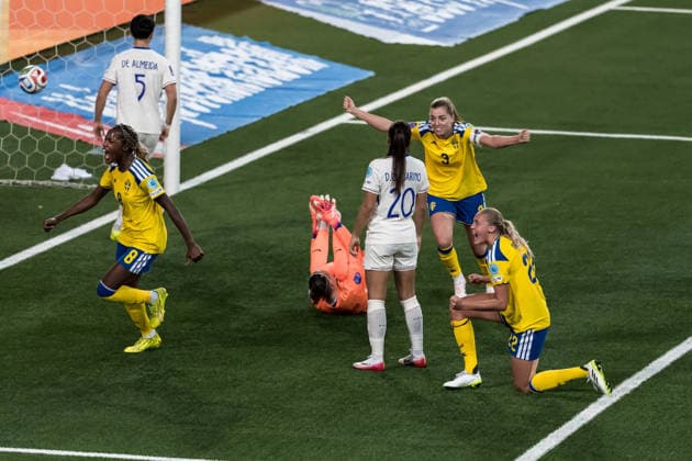 251202 Evelyn Ijeh, Linda Sembrant and Elma Junttila Nelhage of Sweden celebrate after 2-1 during the Women s Nations League bronze medal second leg match between Sweden and France on December 2, 2025 in Stockholm. Photo: Joel Marklund BILDBYRAN kod JM JM0754 bbeng fotboll football soccer fotball nations league uefa womens nations league bronsmatch bronze medal match dam sverige sweden frankrike france jubel  Copyright: JOELxMARKLUND BB251202JM024