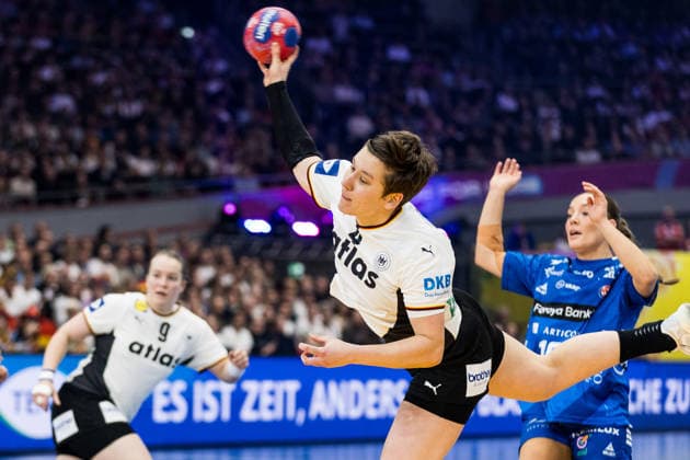 DORTMUND, GERMANY - DECEMBER 2: Alina Grijseels (Germany, 4) with the ball, tries to score during the 27th IHF Women’s World Handball Championship match between Germany vs. Faroe Islands at Westfalenhalle on matchday 1 of the main round of the 27th IHF Women’s World Handball Championship on December 2, 2025 in Dortmund, Germany. North Rhine Westphalia Germany Copyright: xBEAUTIFULxSPORTS Wunderlx
