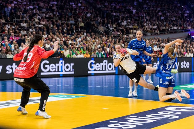 DORTMUND, GERMANY - DECEMBER 2: Lisa Antl (Germany, 9) with the ball, tries to score during the 27th IHF Women’s World Handball Championship match between Germany vs. Faroe Islands at Westfalenhalle on matchday 1 of the main round of the 27th IHF Women’s World Handball Championship on December 2, 2025 in Dortmund, Germany. North Rhine Westphalia Germany Copyright: xBEAUTIFULxSPORTS Wunderlx