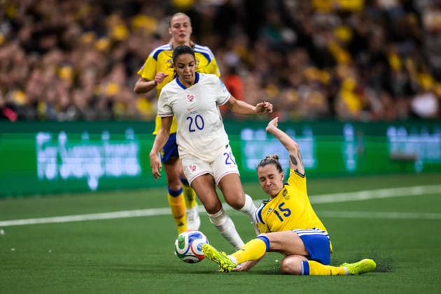 251202 Delphine Cascarino of France and Julia Zigiotti Olme of Sweden during the Women s Nations League bronze medal second leg match between Sweden and France on December 2, 2025 in Stockholm. Photo: Simon Hastegard BILDBYRAN kod SH JM0754 bbeng fotboll football soccer fotball nations league uefa women s nations league bronsmatch bronze medal match dam sverige sweden frankrike france  Copyright: SIMONxHASTEGARD BB251202SH048