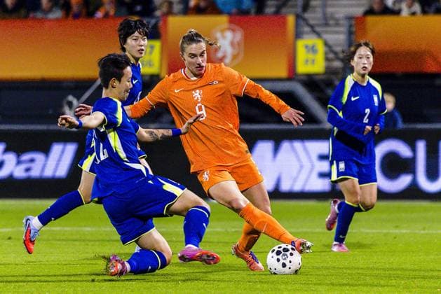 WAALWIJK , 25-11-2025 , Mandemakers stadium , season 2025 2026 , international womens friendly football , match between The Netherlands and Korean Republic , picture shows S. Korea playerMiyeon Kim , Netherlands player Vivianne Miedema Netherlands - Korea Republic  x32315470x Copyright:
