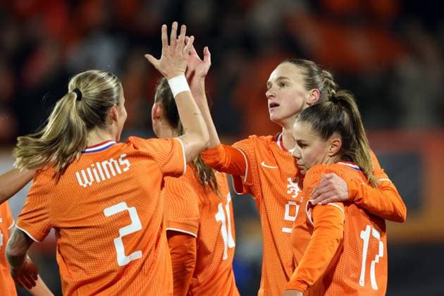 WAALWIJK - (l-r) Lynn Wilms of the Netherlands, Vivianne Miedema of the Netherlands, and Victoria Pelova of the Netherlands celebrate scoring the 2-0 goal during the friendly match between the Netherlands (w) and South Korea (w) at the Mandemakers Stadium on December 2, 2025 in Waalwijk, Netherlands. ANP BART STOUTJESDIJK International Friendly, Länderspiel, Nationalmannschaft 2025-2026 xVIxANPxSportx xxANPxIVx 543699316 originalFilename: 543699316.jpg