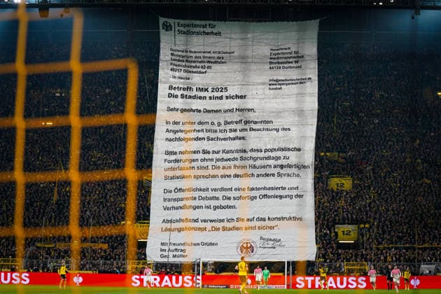 Deutschland: Fussball DFB-Pokal 2025 26, Achtelfinale - Borussia Dortmund vs Bayer 04 Leverkusen - Signal-Iduna-Park (Dortmund): Protest-Banner der BVB-Fans vor ausverkauftem Gelben Wall: großes Schreiben an das NRW-Innenministerium zur IMK 2025. Themen: Stadionsicherheit, Fanproteste, Innenpolitik, populistische Forderungen, Transparenz, Statistiken, Expertenrat, Sicherheitsdebatte, Fankultur, Bundesliga, Borussia Dortmund, Heimspiel-Atmosphäre, gesellschaftliche Diskussion, öffentliche Debatte, Dialog Fans Politik. Dortmund Nordrhein-Westfalen Deutschland *** Germany Football DFB Cup 2025 26, Round of 16 Borussia Dortmund vs Bayer 04 Leverkusen Signal Iduna Park Dortmund Protest banner of BVB fans in front of sold-out Yellow Wall large letter to the NRW Ministry of the Interior on IMK 2025 topics stadium security, fan protests, domestic policy, populist demands, transparency, statistics, expert advice, security debate, fan culture, Bundesliga, Borussia Dortmund, home game atmosphere, social discussion, public debate, dialog fans politics Dortmund North Rhine-Westphalia Germany Copyright: xJOERANxSTEINSIEKx