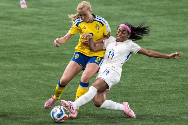 251202 Smilla Holmberg of Sweden and Perle Morroni of France during the Women s Nations League bronze medal second leg match between Sweden and France on December 2, 2025 in Stockholm Photo Joel Marklund BILDBYRAN kod JM JM0754 bbeng fotboll football soccer fotball nations league uefa womens nations league bronsmatch bronze medal match dam sverige sweden frankrike france  Copyright: JOELxMARKLUND BB251202JM032
