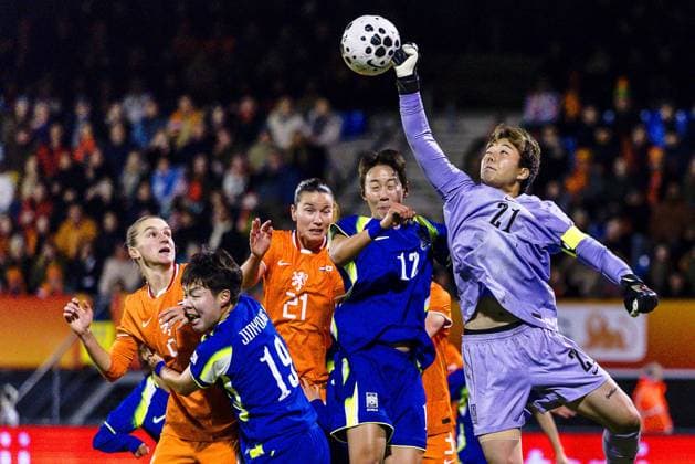 WAALWIJK , 25-11-2025 , Mandemakers stadium , season 2025 2026 , international womens friendly football , match between The Netherlands and Korean Republic , picture shows Netherlands player Vivianne Miedema , Netherlands player Damaris Egurrola , S. Korea goalkeeper Minjung Kim Netherlands - Korea Republic  x32315519x Copyright: