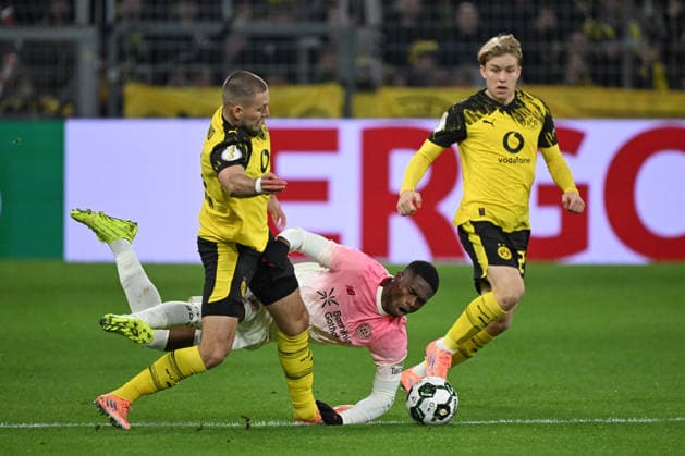 02 12 2025, xjhx, Football DFB Cup Round of 16, Borussia Dortmund Bayer 04 Leverkusen emspor, v l Waldemar Anton Dortmund, 3 , Christian Michel Kofane Leverkusen, 35 duel, fight, tackle DFL DFB REGULATIONS PROHIBIT ANY USE OF PHOTOGRAPHS as IMAGE SEQUENCES and or QUASI VIDEO Dortmund