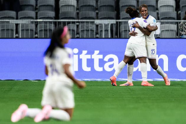 251202 Kelly Gago and Sandy Baltimore of France celebrate after 2 2 during the Women s Nations League bronze medal second leg match between Sweden and France on December 2, 2025 in Stockholm Photo Jesper Zerman BILDBYRAN kod JZ JM0754 bbeng fotboll football soccer fotball nations league uefa women s nations league bronsmatch bronze medal match dam sverige sweden frankrike france jubel  Copyright: JESPERxZERMAN BB251202JZ073