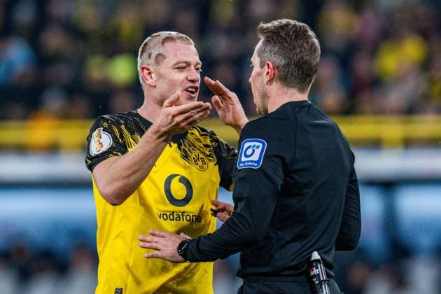 02 12 2025, Borussia Dortmund vs Bayern 04 Leverkusen, DFB Pokal, round of 16 Julian Ryerson Borussia Dortmund, 26 in conversation with the referee Important note According to the regulations of the DFL German Football League and the DFB German Football Association, it is prohibited to use photographs taken in the stadium and or of the game in the form of sequential images and or video-like photo series Copyright: xBahhoxKarax