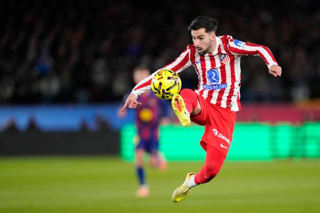 FC Barcelona, Barca v Atletico de Madrid - LaLiga EA Sports Alex Baena left winger of Atletico de Madrid and Spain controls the ball during the La Liga EA Sports match between FC Barcelona and Atletico de Madrid at Spotify Camp Nou on December 2, 2025 in Barcelona, Spain. Barcelona Spain  Copyright: xJosexBretonx originalFilename:bretonhernandez-fcbarcel251202_nph35.jpg