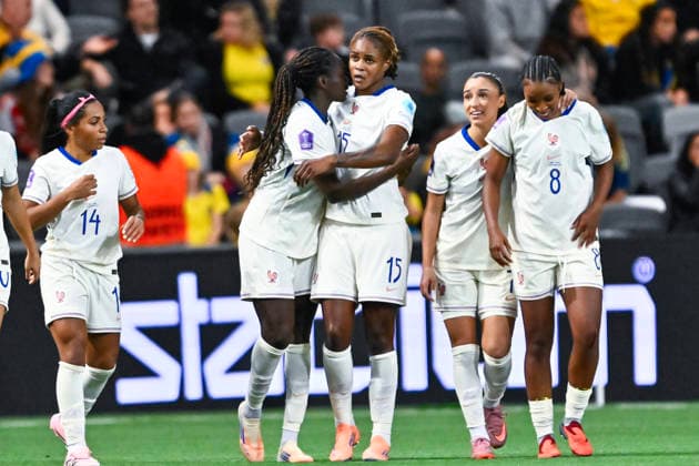France s Kelly Gago celebrates her goal, 2 2, with her teammates during extra time in the Nations League bronze medal match between Sweden and France at 3Arena, Stockholm, Sweden December 2, 2025 STOCKHOLM SWEDEN x10030x  Copyright: xJonasxEkströmer TTx NATIONS LEAGUE SWEDEN-FRANCE
