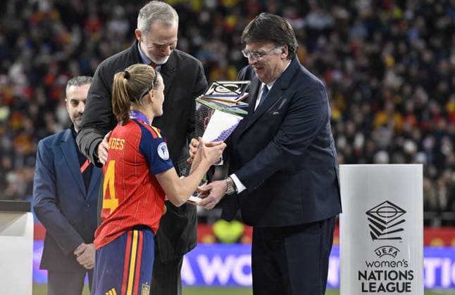 Spain v Germany - UEFA Women s Nations League 2025 ?????? MADRID, SPAIN - DECEMBER 2: Felipe VI King of Spain (L) presents the trophy to Irene Paredes Hernandez (front) after Spain wins the UEFA Women s Nations League 2025 final second leg football match between Spain and Germany at Estadio Metropolitano in Madrid, Spain on December 2, 2025. Burak Akbulut Anadolu Madrid Spain. Editorial use only. Please get in touch for any other usage.  Copyright: x2025xAnadoluxBurakxAkbulutx