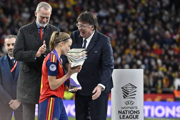 Spain v Germany - UEFA Women s Nations League 2025 ?????? MADRID, SPAIN - DECEMBER 2: Felipe VI King of Spain (L) presents the trophy to Irene Paredes Hernandez (front) after Spain wins the UEFA Women s Nations League 2025 final second leg football match between Spain and Germany at Estadio Metropolitano in Madrid, Spain on December 2, 2025. Burak Akbulut Anadolu Madrid Spain. Editorial use only. Please get in touch for any other usage.  Copyright: x2025xAnadoluxBurakxAkbulutx