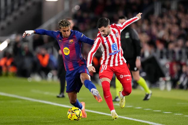 FC Barcelona, Barca v Atletico de Madrid - LaLiga EA Sports Lamine Yamal right winger of Barcelona and Spain and Alex Baena left winger of Atletico de Madrid and Spain compete for the ball during the La Liga EA Sports match between FC Barcelona and Atletico de Madrid at Spotify Camp Nou on December 2, 2025 in Barcelona, Spain. Barcelona Spain  Copyright: xJosexBretonx originalFilename:bretonhernandez-fcbarcel251202_npxtC.jpg