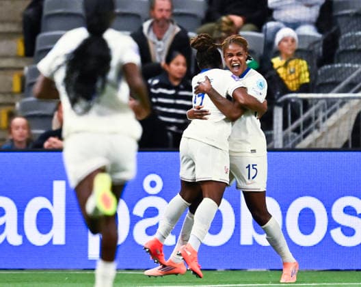 STOCKHOLM, SWEDEN 20251202 Frances Kelly Gago 15 is hugged by Sandy Baltimore after his goal, 2 2, during extra time in the Nations League bronze medal match between Sweden and France at the 3Arena on Tuesday night STOCKHOLM SWEDEN x10030x  Copyright: xJonasxEkströmer TTx NATIONS LEAGUE SVERIGE-FRANKRIKE