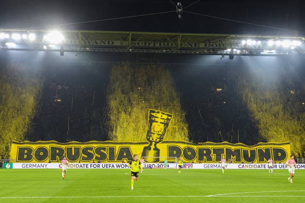 Fußball DFB Pokal - Borussia Dortmund - Bayer 04 Leverkusen am 02.12.2025 im Signal Iduna Park in Dortmund Die Borussia Dortmund Fans auf der Südtribüne Suedtribuene mit einer Choreo, Choreographie, Choreografie MH