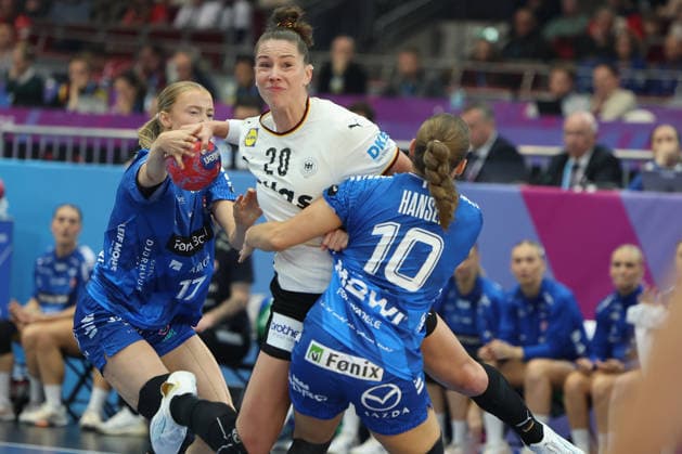 GER, Dortmund, 27th Wommen s World Championship, WM, Weltmeisterschaft 2025, Hauptrunde Main Round, Gruppe II 1. Runde: Deutschland Germany (GER) vs. Färöer Inseln Faroe Icland (FRO) 02.12.2025, Westfalenhalle, Dortmund, GER, Dortmund, 27th Wommen s World Championship 2025, Hauptrunde Main Round, Gruppe II 1. Runde: Deutschland Germany (GER) vs. Färöer Inseln Faroe Icland (FRO) , im Bild: Emily Vogel (Ger 20), im Zweikampf gegen Suna HANSEN (FRO 10), Liv ZACHARIASEN (FRO 17), nordphotoxGmbHx xMeuter nph00351