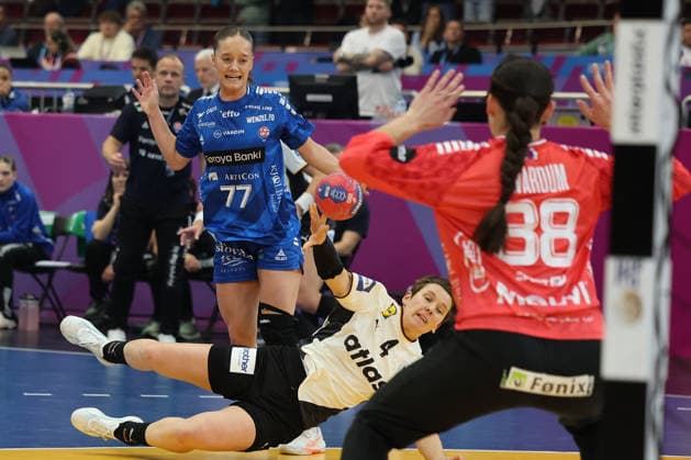 GER, Dortmund, 27th Wommen s World Championship, WM, Weltmeisterschaft 2025, Hauptrunde Main Round, Gruppe II 1. Runde: Deutschland Germany (GER) vs. Färöer Inseln Faroe Icland (FRO) 02.12.2025, Westfalenhalle, Dortmund, GER, Dortmund, 27th Wommen s World Championship 2025, Hauptrunde Main Round, Gruppe II 1. Runde: Deutschland Germany (GER) vs. Färöer Inseln Faroe Icland (FRO) , im Bild: Alina Grijseels (Ger 4), im Zweikampf gegen Liv ZACHARIASEN (FRO 17), Jana MITTÃöN (FRO 77), nordphotoxGmbHx xMeuter nph00351