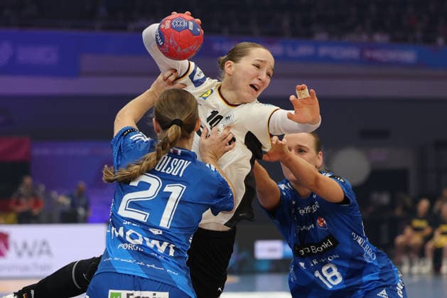 GER, Dortmund, 27th Wommen s World Championship, WM, Weltmeisterschaft 2025, Hauptrunde Main Round, Gruppe II 1. Runde: Deutschland Germany (GER) vs. Färöer Inseln Faroe Icland (FRO) 02.12.2025, Westfalenhalle, Dortmund, GER, Dortmund, 27th Wommen s World Championship 2025, Hauptrunde Main Round, Gruppe II 1. Runde: Deutschland Germany (GER) vs. Färöer Inseln Faroe Icland (FRO) , im Bild: Nieke Kühne (Ger 19), im Zweikampf gegen Maria NOLSOY (FRO 21), Pernille BRANDENBORG (FRO 18), nordphotoxGmbHx xMeuter nph00351