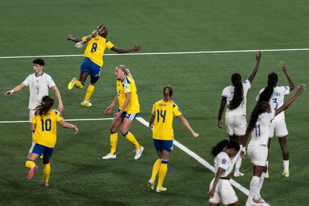 251202 Evelyn Ijeh of Sweden celebrates after 1 1 during the Women s Nations League bronze medal second leg match between Sweden and France on December 2, 2025 in Stockholm Photo Joel Marklund BILDBYRAN kod JM JM0754 bbeng fotboll football soccer fotball nations league uefa womens nations league bronsmatch bronze medal match dam sverige sweden frankrike france jubel  Copyright: JOELxMARKLUND BB251202JM050
