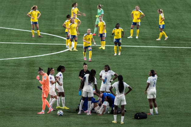 251202 Perle Morroni of France receives medical attention during the Women s Nations League bronze medal second leg match between Sweden and France on December 2, 2025 in Stockholm Photo Joel Marklund BILDBYRAN kod JM JM0754 bbeng fotboll football soccer fotball nations league uefa womens nations league bronsmatch bronze medal match dam sverige sweden frankrike france  Copyright: JOELxMARKLUND BB251202JM045