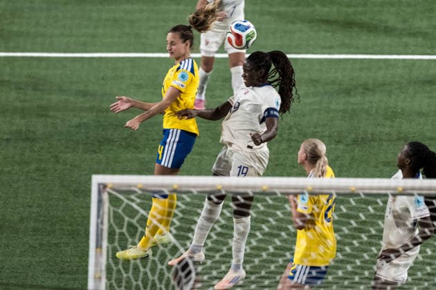 251202 Nathalie Björn of Sweden and Griedge Mbock Bathy of France during the Women s Nations League bronze medal second leg match between Sweden and France on December 2, 2025 in Stockholm Photo Joel Marklund BILDBYRAN kod JM JM0754 bbeng fotboll football soccer fotball nations league uefa womens nations league bronsmatch bronze medal match dam sverige sweden frankrike france  Copyright: JOELxMARKLUND BB251202JM046