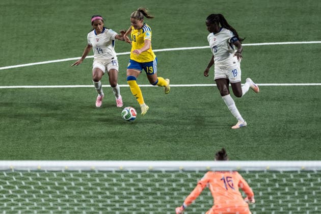 251202 Perle Morroni and Griedge Mbock Bathy of France against Johanna Rytting Kaneryd of Sweden during the Women s Nations League bronze medal second leg match between Sweden and France on December 2, 2025 in Stockholm Photo Joel Marklund BILDBYRAN kod JM JM0754 bbeng fotboll football soccer fotball nations league uefa womens nations league bronsmatch bronze medal match dam sverige sweden frankrike france  Copyright: JOELxMARKLUND BB251202JM047