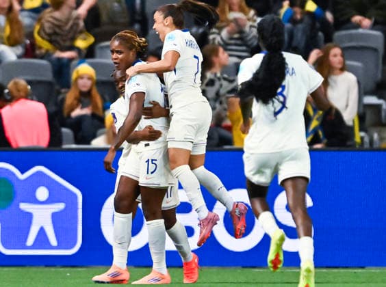 France s Kelly Gago celebrates her goal, 2 2, with her teammates during extra time in the Nations League bronze medal match between Sweden and France at 3Arena, Stockholm, Sweden December 2, 2025 STOCKHOLM SWEDEN x10030x  Copyright: xJonasxEkströmer TTx NATIONS LEAGUE SWEDEN-FRANCE