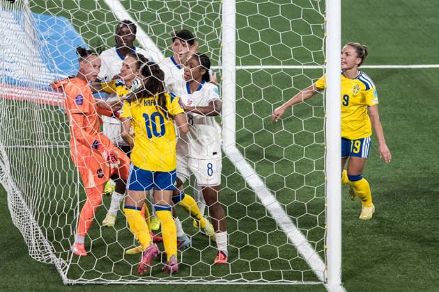 251202 Goalkeeper Pauline Peyraud Magnin of France argues with Nathalie Björn of Sweden during the Women s Nations League bronze medal second leg match between Sweden and France on December 2, 2025 in Stockholm Photo Joel Marklund BILDBYRAN kod JM JM0754 bbeng fotboll football soccer fotball nations league uefa womens nations league bronsmatch bronze medal match dam sverige sweden frankrike france  Copyright: JOELxMARKLUND BB251202JM052