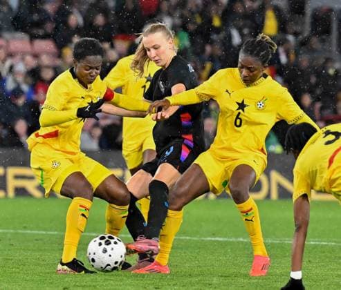 England Women v Ghana Women International Friendly, Länderspiel, Nationalmannschaft Aggie Beever-Jones of England Women has a shot against Ghana Women during the International Friendly match at the St Mary s Stadium, Southampton 02 12 2025 UK Newspapers OUT Copyright: xPaulxBlakex FIL-22586-0019