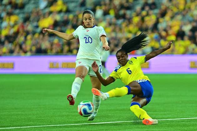 Monica Jusu Bah (6 Sweden) and Deplhine Cascarino (20 France) in the UEFA Nations League game on December 2nd 2025 between Sweden and France at Stockholm Arena in Stockholm, Sweden Copyright: xPeterxSonander SPPx Sportspressphoto_SPR69083