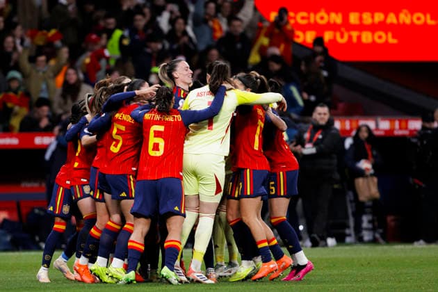 UEFA Women s Nations League final - Spain vs Germany MADRID,SPAIN - 2 December:Spanish players celebrate their UEFA Nations League title during the UEFA Women s Nations League final 2025 26 second leg match between Spain and Germany at Riyadh Air Metropolitano Stadium. (Photo by Guille Martinez f22photo) Madrid Riyadh Air Metropolitano Stadium Spain Copyright: xGuillermoxMartinezx