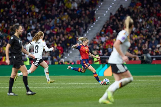 Spain v Germany - UEFA Women s Nations League 2025 Final Second Leg MADRID, SPAIN - DECEMBER 02: Mapi Leon of Spain passes the ball during the UEFA Women s Nations League 2025 final second leg match between Spain and Germany at Estadio Metropolitano on December 02, 2025 in Madrid, Spain. (Photo by Jose Javier Martinez Photo Players Images Magara Press) Madrid Metropolitano Stadium Spain Copyright: xJosexJavierxMartinezx
