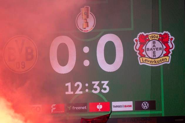 Guest fans with pyrotechnics Fans of Bayer Leverkusen, in the background the scoreboard with the 12 minute Guest fans with pyrotechnics Fans of Bayer Leverkusen, in the background the scoreboard with the 12 minute Borussia Dortmund Bayer Leverkusen, DFB Pokal Achtelfinale Round of 16 in Dortmund, Signal Iduna Park DFL regulations prohibit any use of photographs as image sequences and or quasi video Copyright: HMBxMedia xMarcoxBader