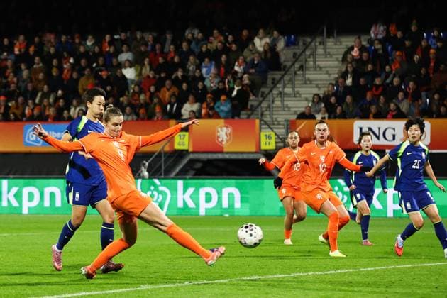 WAALWIJK - Vivianne Miedema of the Netherlands scores the 4-0 goal during the friendly match between the Netherlands (w) and South Korea (w) at the Mandemakers Stadium on December 2, 2025, in Waalwijk, Netherlands. ANP BART STOUTJESDIJK International Friendly, Länderspiel, Nationalmannschaft 2025-2026 xVIxANPxSportx xxANPxIVx 543701370 originalFilename: 543701370.jpg