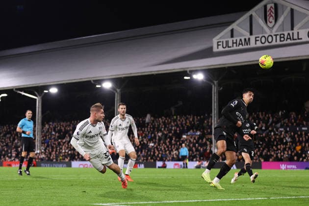 Fulham gegen Manchester City 02. Dezember 2025, London Premier League Fußball Fulham gegen Manchester City Emile Smith Rowe von Fulham erzielt das erste Tor Foto Jacques Feeney Abseits London UK  Copyright: xJacquesxFeeneyx xOffsidexOffside