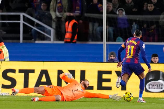 FC Barcelona, Barca v Atletico de Madrid - LaLiga EA Sports Raphinha right winger of Barcelona and Brazil nad Jan Oblak goalkeeper of Atletico de Madrid and Slovenia compete for the ball during the La Liga EA Sports match between FC Barcelona and Atletico de Madrid at Spotify Camp Nou on December 2, 2025 in Barcelona, Spain. Barcelona Spain  Copyright: xJosexBretonx originalFilename:bretonhernandez-fcbarcel251202_npG0l.jpg