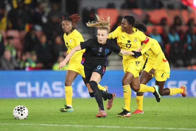 England gegen Ghana Frauen 02 Dezember 2025, Southampton Internationales Fußball-Freundschaftsspiel England gegen Ghana Frauen Aggie Beever Jones aus England kämpft mit Portia Boakye aus Ghana Foto Charlotte Wilson Abseits Southampton UK  Copyright: xCharlottexWilsonx xOffsidexOffside