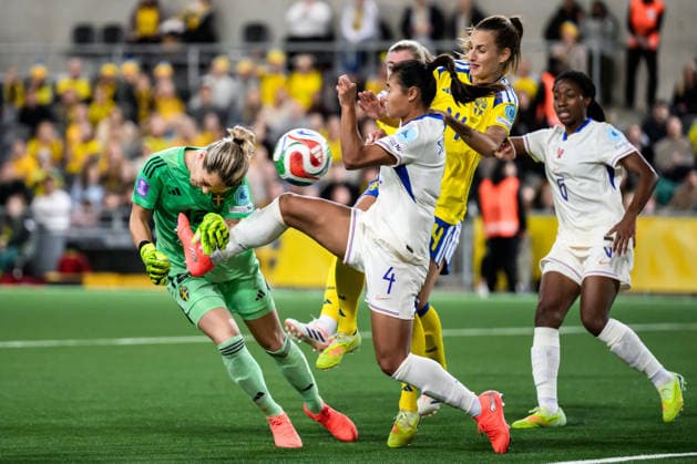 251202 Goalkeeper Jennifer Falk of Sweden and Alice Sombath of France during the Women s Nations League bronze medal second leg match between Sweden and France on December 2, 2025 in Stockholm Photo Jesper Zerman BILDBYRAN kod JZ JM0754 bbeng fotboll football soccer fotball nations league uefa women s nations league bronsmatch bronze medal match dam sverige sweden frankrike france  Copyright: JESPERxZERMAN BB251202JZ077