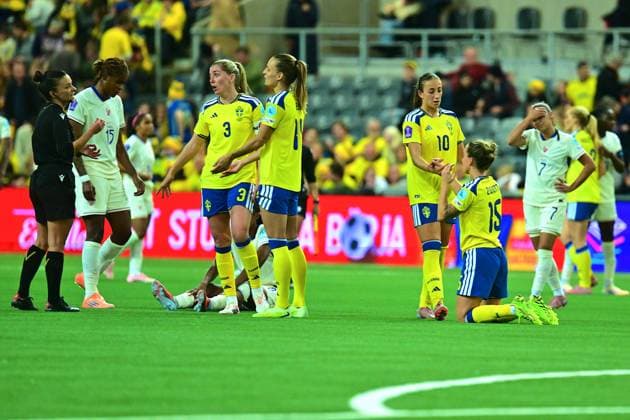 Linda Sembrant (3 Sweden) and Nathalie Bjorn (14 Sweden) arguing with referee Marta Huerta De Aza after the UEFA Nations League game on December 2nd 2025 between Sweden and France at Stockholm Arena in Stockholm, Sweden Copyright: xPeterxSonander SPPx Sportspressphoto_SPR69100