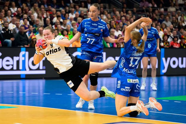 Handball, Womens World Championship, Main Round Group 2 Germany Faeroer Islands Lisa Antl Germany , Jana Mittun Faeroer , Liv Zachariasen Faeroer Dortmund Westfalenhalle Nordrhein Westfalen Germany
