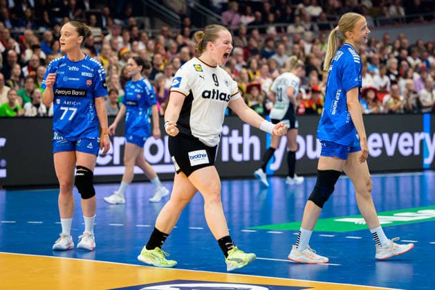 Handball, Womens World Championship, Main Round Group 2 Germany Faeroer Islands Lisa Antl Germany Cheers Joy Emotion Goal celebration Goalscorer Dortmund Westfalenhalle North Rhine-Westphalia Germany