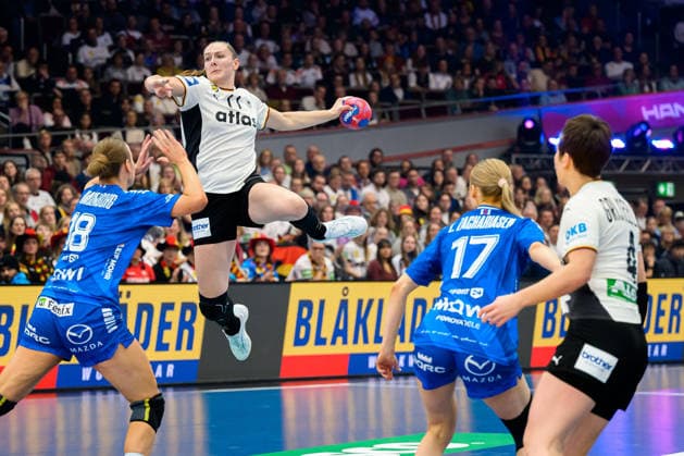 Handball, Womens World Championship, Main Round Group 2 Germany Faeroer Islands from left Pernille Brandenborg Faeroer , Viola Leuchter Germany , Liv Zachariasen Faeroer , Alina Grijseels Germany Dortmund Westfalenhalle Nordrhein Westfalen Germany