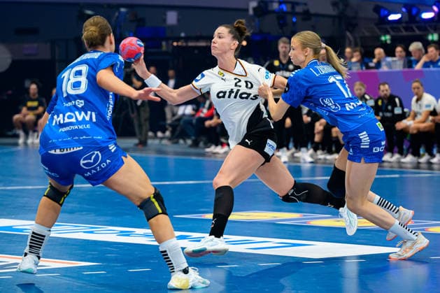 Handball, Womens World Championship, Main Round Group 2 Germany Faeroer Islands from left Pernille Brandenborg Faeroer , Emily Vogel Germany , Liv Zachariasen Faeroer Dortmund Westfalenhalle Nordrhein Westfalen Germany