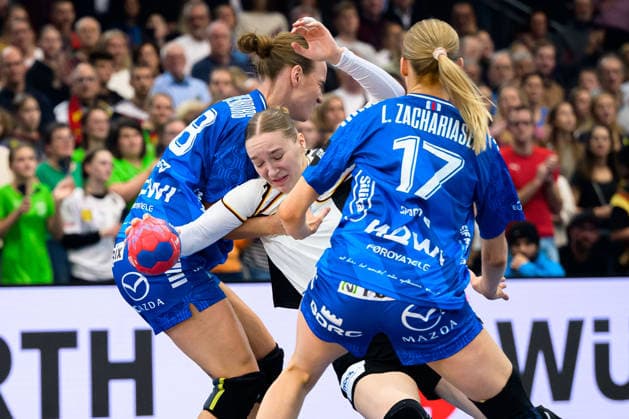 Handball, Womens World Championship, Main Round Group 2 Germany Faeroer Islands from left Pernille Brandenborg Faeroer , Nieke Kühne Kuehne Germany , fa17 Dortmund Westfalenhalle Nordrhein Westfalen Germany