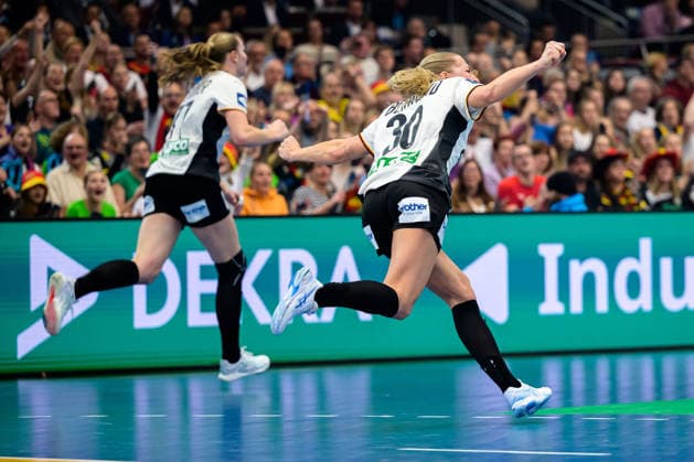 Handball, Womens World Championship, Main Round Group 2 Germany Faeroer Islands Jenny Behrend Germany Jubel Freude Emotion Dortmund Westfalenhalle Nordrhein Westfalen Germany